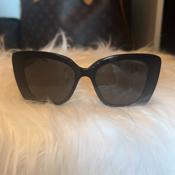 Authentic Chanel sunglasses. Great condition. - Picture 5 of 7